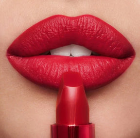 CHARLOTTE TILBURY – Matte Revolution Lipstick - Hollywood Vixen..